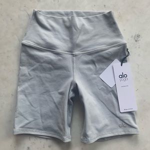 ALO YOGA *New With Tags* High waisted biker short